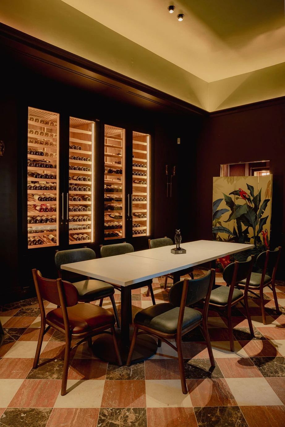 La mesa privada de La Tertulia, junto a la bodega de FOX