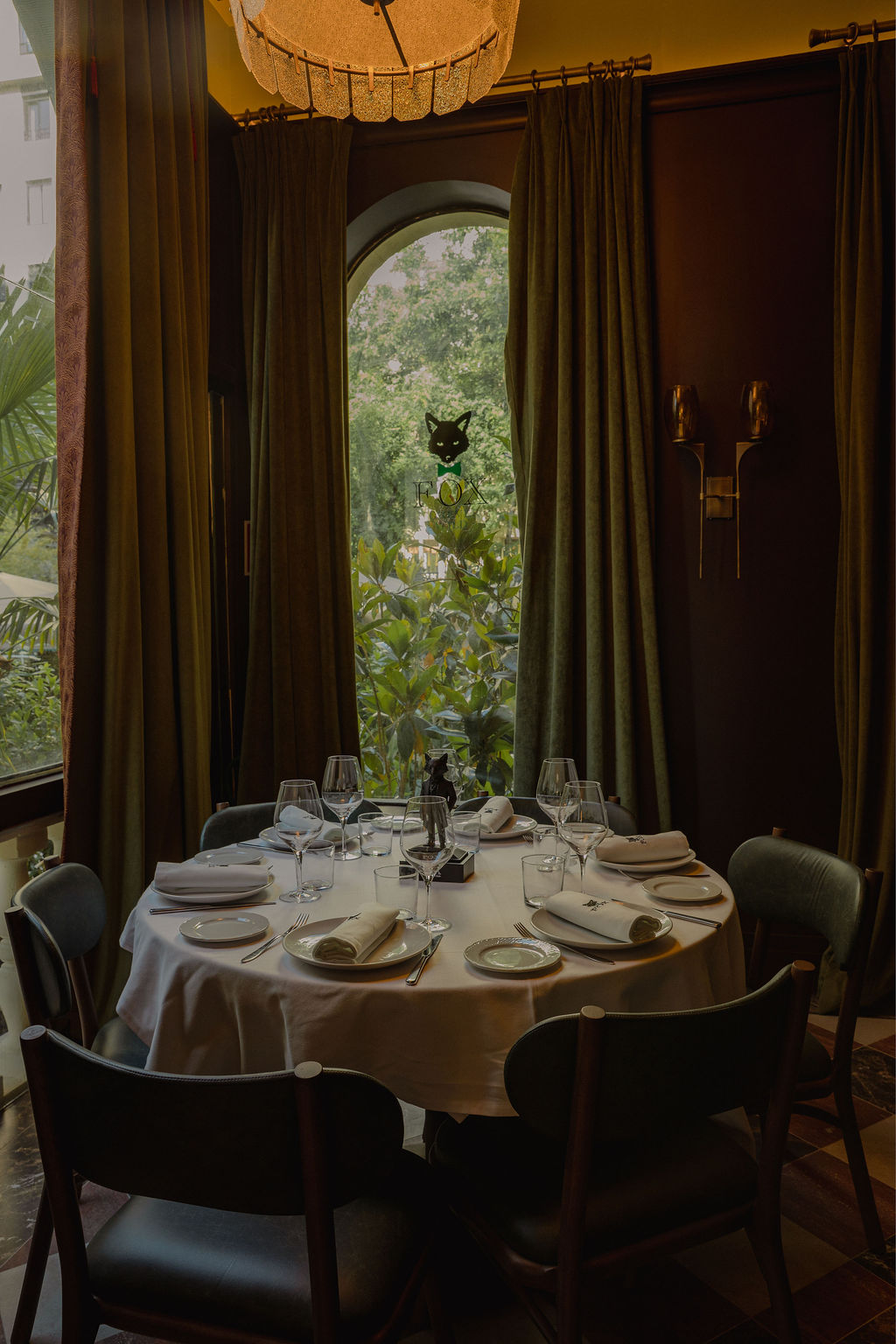 Una mesa de FOX junto a la ventana, preparada para compartir